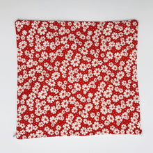 Load image into Gallery viewer, Image of 30&#39;s retro simple daisy&#39;s on red fabric print
