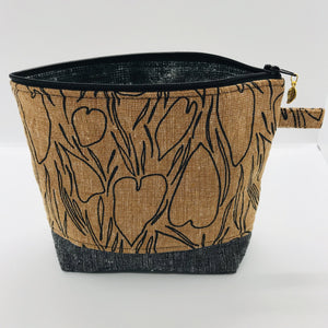 The pouch is made from Roasted Pecan Essex linen/cotton from the Driftless collection from Robert Kaufman, black homespun Essex cotton/linen for the base, and a layer of fleece. The cute metal tassel gives an added touch. 7.5 W x 6”H x 2.5”D. Machine washable and dryer safe, or air dry.