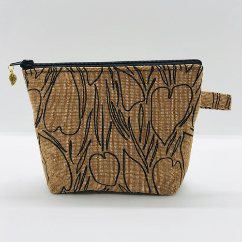 The pouch is made from Roasted Pecan Essex linen/cotton from the Driftless collection by Anna Graham for Robert Kaufman Fabrics and a layer of fleece. The cute metal tassel gives an added touch. 6”W x 4.5” H x 1”D. Machine washable and dryer safe, or air dry.