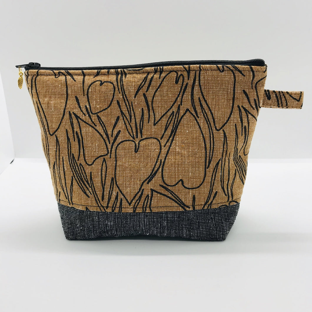 The pouch is made from Roasted Pecan Essex linen/cotton from the Driftless collection from Robert Kaufman, black homespun Essex cotton/linen for the base, and a layer of fleece. The cute metal tassel gives an added touch. 7.5 W x 6”H x 2.5”D. Machine washable and dryer safe, or air dry.
